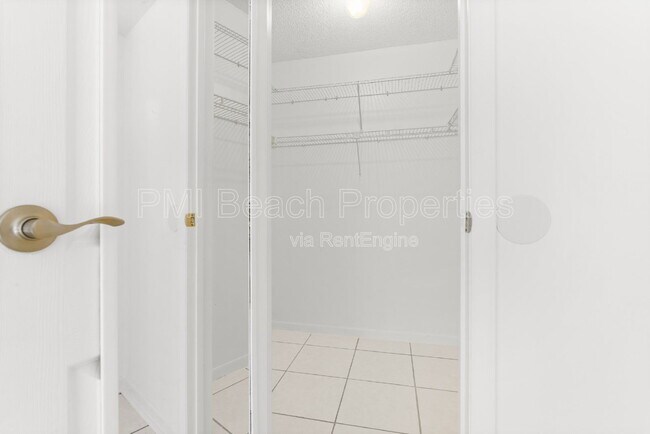 Building Photo - 345 W Laurel Dr