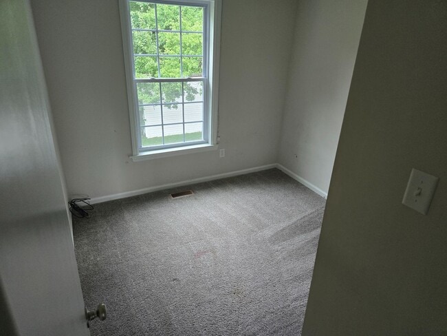 Building Photo - 3 bedroom, 1.5 bath townhome in Newark