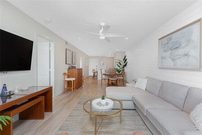 Building Photo - 1500 Park Beach Cir