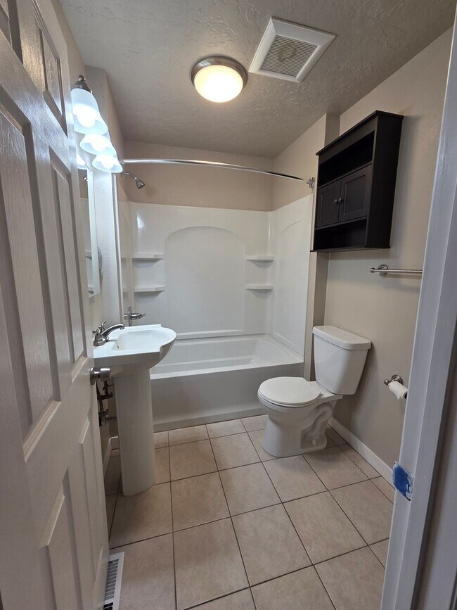 Building Photo - Orchards Home with a View