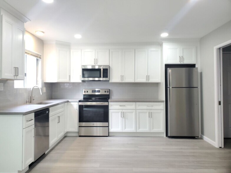 Building Photo - 3756-3762 Poinciana Dr