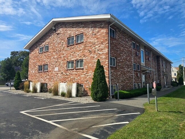 Building Photo - 720 Main St