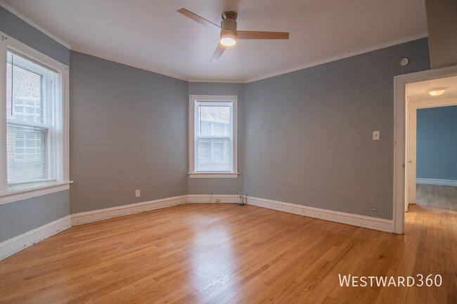 Building Photo - Spacious 3BR/1BA Apartment in South Shore ...