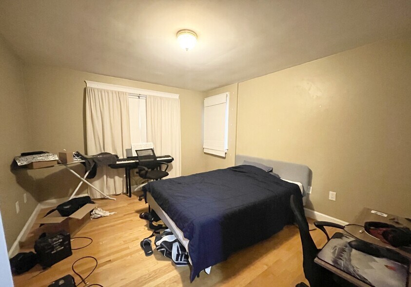 Building Photo - 27 Iroquois St