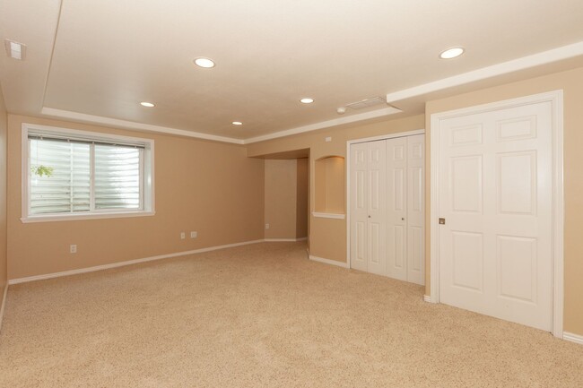 Building Photo - Spacious 3-Bedroom Townhome in Prime South...