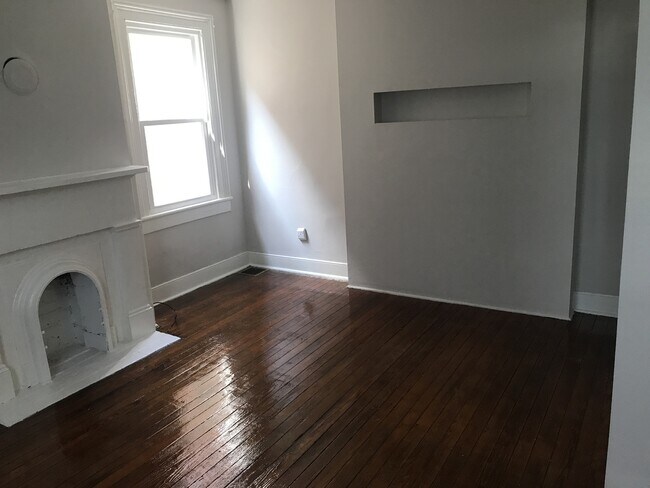 Building Photo - 327 S Laurel St