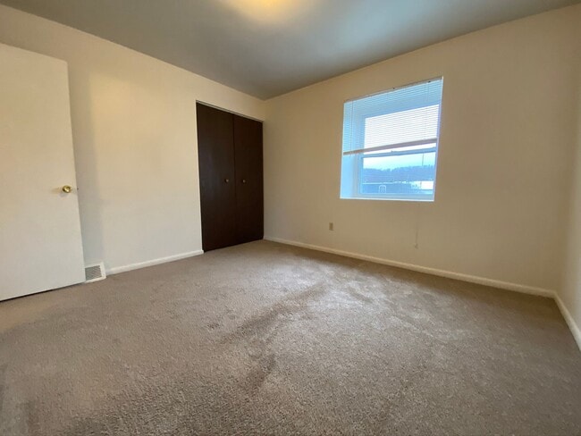 Building Photo - Lovely Hemlock Square 2BR Townhouse with Great Natural Light and Central Air!! Call Today!