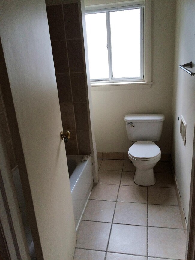 Upstairs full bathroom - 3104 Kennett Sq