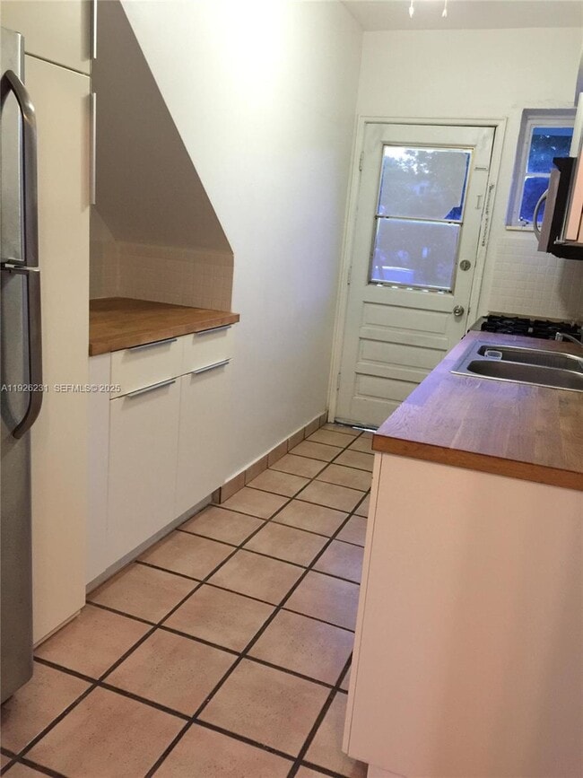 Building Photo - 8340 Crespi Blvd