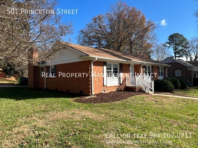 Building Photo - Vintage 3 Bedroom 2 Bath Brick Ranch on co...