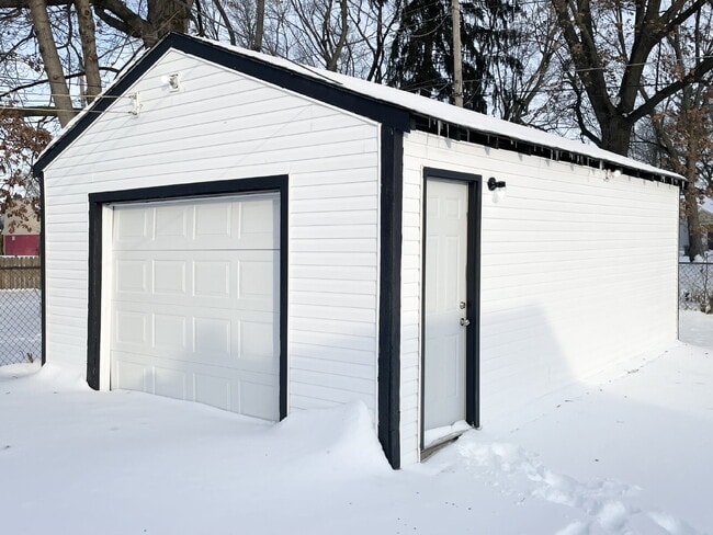 Building Photo - 2 Bedroom with garage/workshop combo (has electricity)