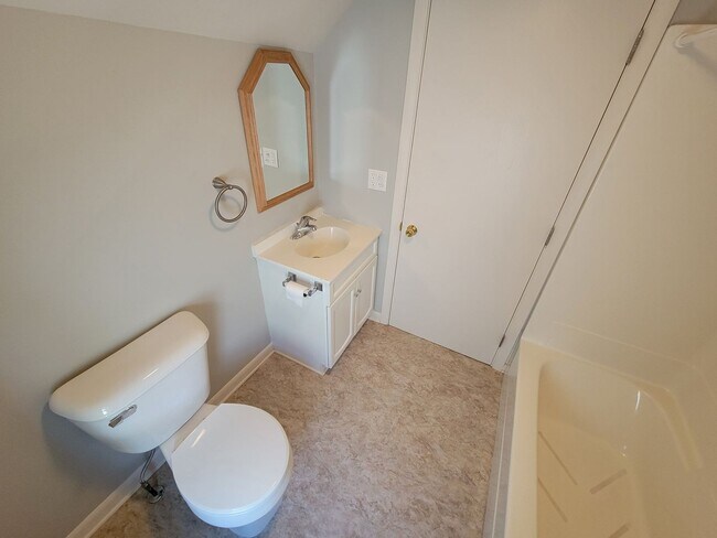 Building Photo - AVAILABLE JULY 1ST 3 Bedroom2 Bathroom + Office