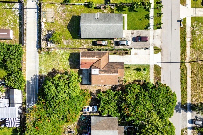 Building Photo - 230 SW 6th Ave