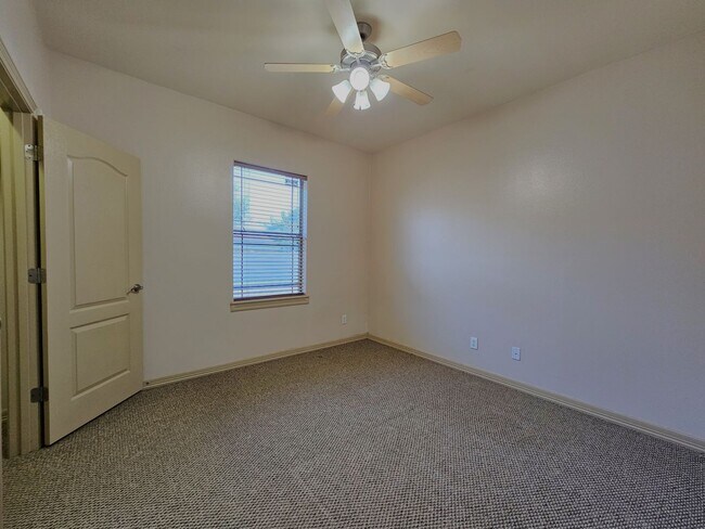 Building Photo - 5618 Ironwood Ct
