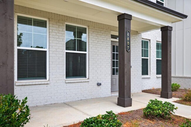 Building Photo - 4407 Silver Oak Dr SW