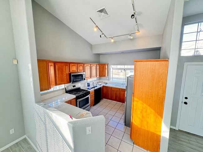 Building Photo - 2 Bed + Den Single Story Home in Guard Gated Painted Desert