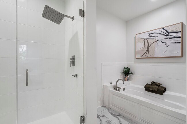 Building Photo - 905 Juniper St NE