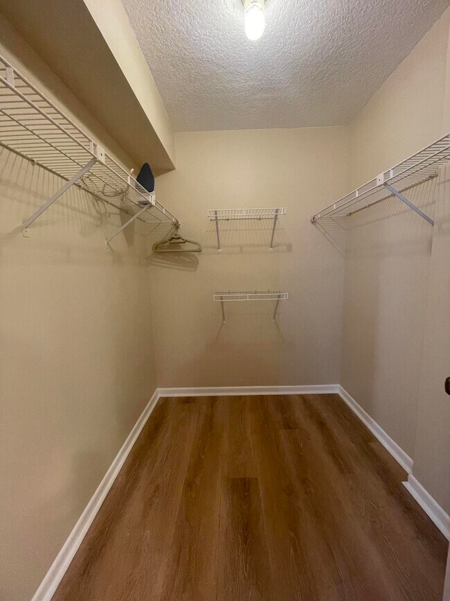 Building Photo - 450 Egret Cir