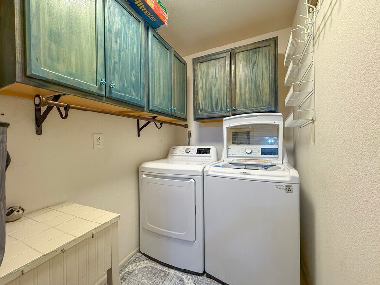 Building Photo - 255 Capri Cir N