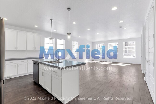 Building Photo - EV Friendly, Pool Access, Modern Luxury Sc...