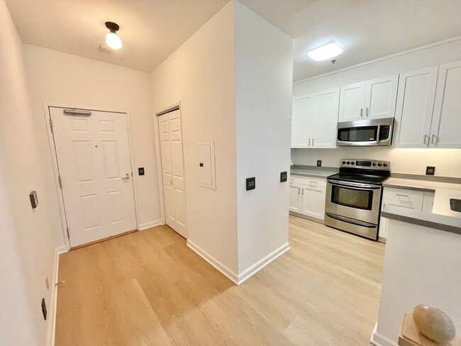 Building Photo - 2BR/2BA Urban Chic Townhome Condo! 1084SqF...