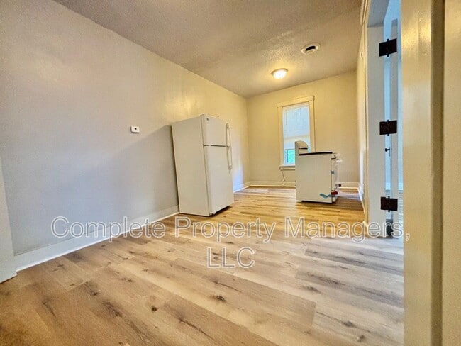 Building Photo - 325 E Washington St