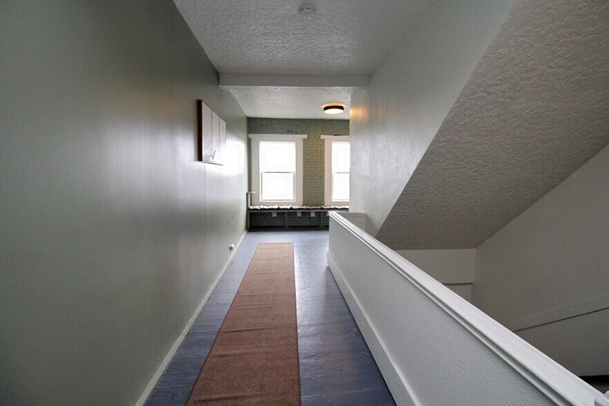 Building Photo - 843 N Knott St
