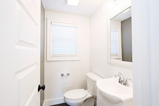 Building Photo - Pet-Friendly Belmont Home With Fenced Yard