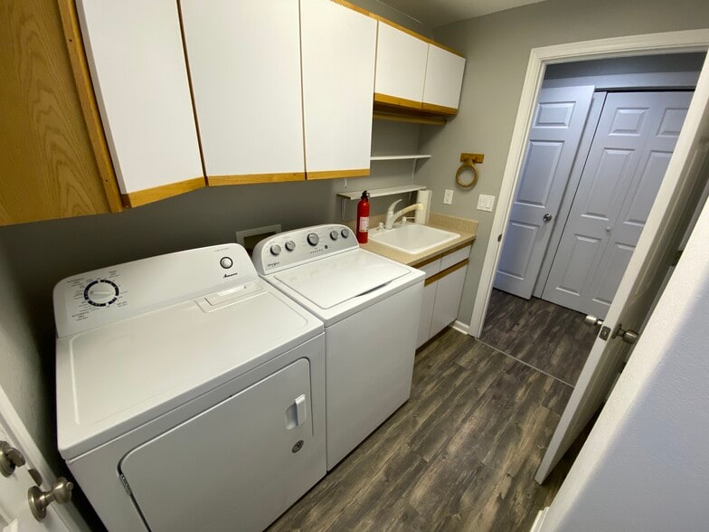 Building Photo - 2464-2 NE Ravenwood Dr