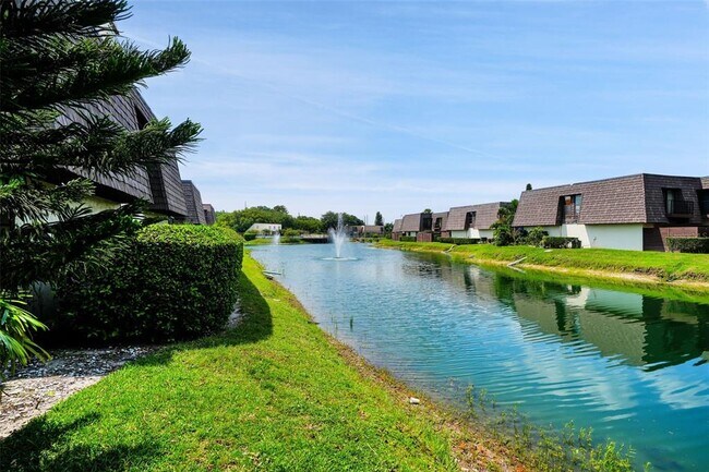 Building Photo - 15217 W Pond Woods Dr