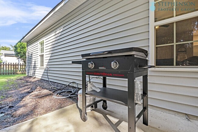 Building Photo - Furnished Rental! STR