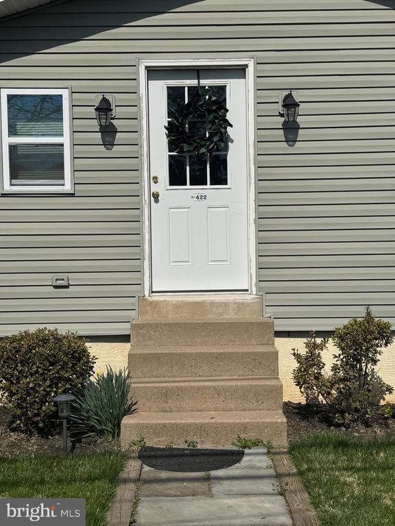 Building Photo - 422 Kansas Rd