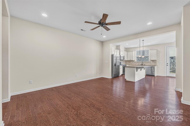 Building Photo - 1112 Roderick Dr