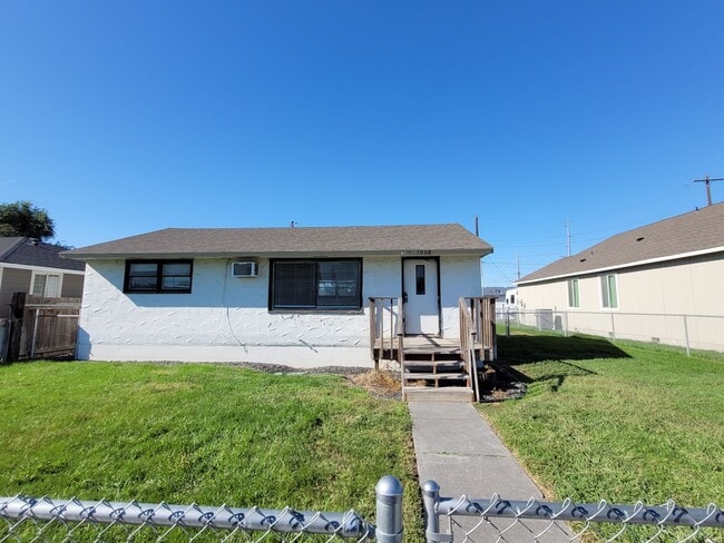 Primary Photo - 1/2 OFF OCTOBER RENT - House with Full Bas...