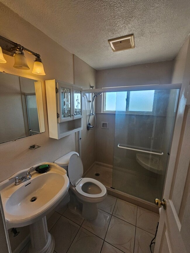 Building Photo - Charming Castro Valley Home: Spacious Livi...