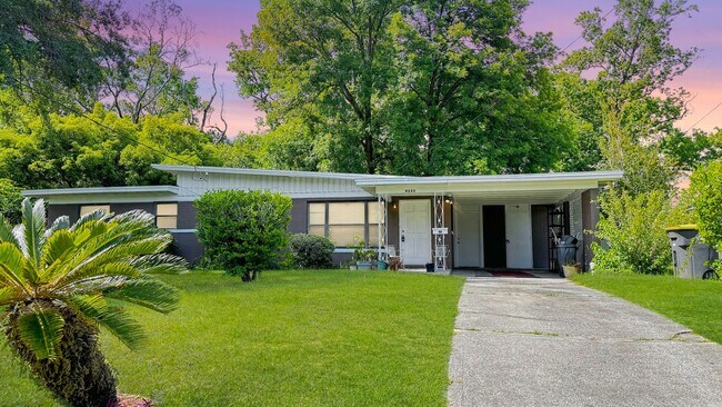 Primary Photo - Experience Tranquil Living: Randia Dr