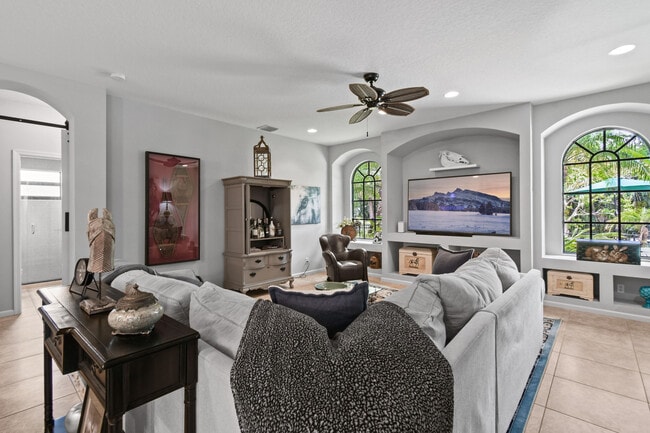 Building Photo - 3251 SW Holly Ln