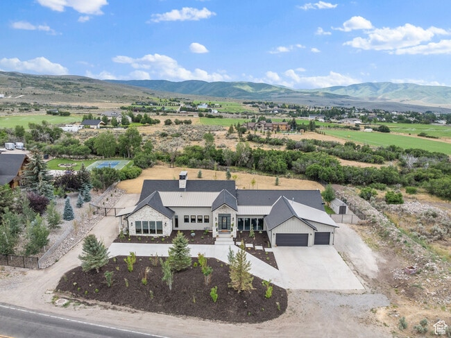 Building Photo - 5240 E Lake Creek Rd