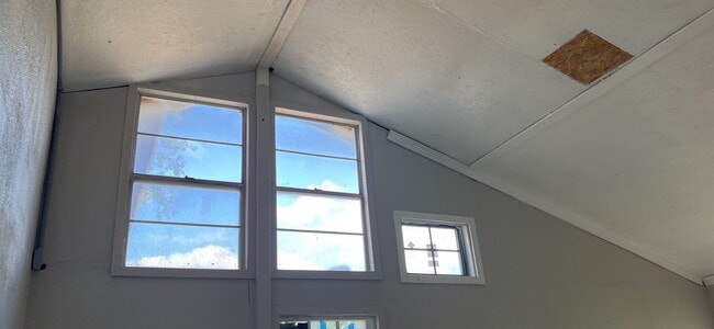 Building Photo - 4 Bedroom, 2 Bathroom Home w/ Bonus Room