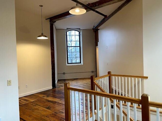 Building Photo - 28 Bayley St