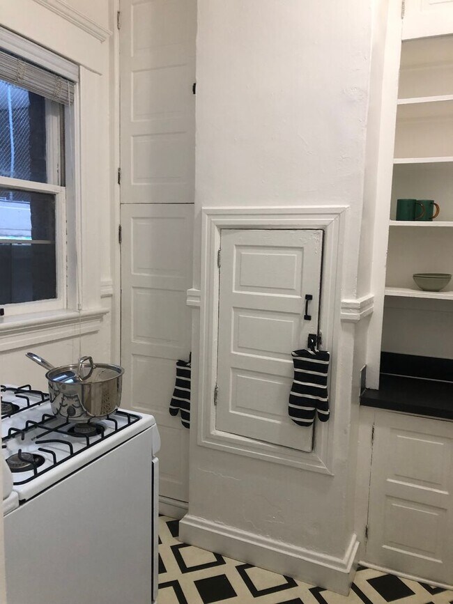 Building Photo - Cute CORNER 1 BR- high ceilings, clawfoot tub, up to 3 pets! $500 Security Deposit