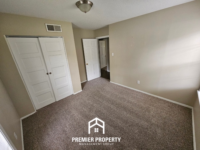 Building Photo - Huge 3BR/2BA Near Kirby | 1,774 Sq Ft, Hardwood Floors, Fireplace & Bay Window