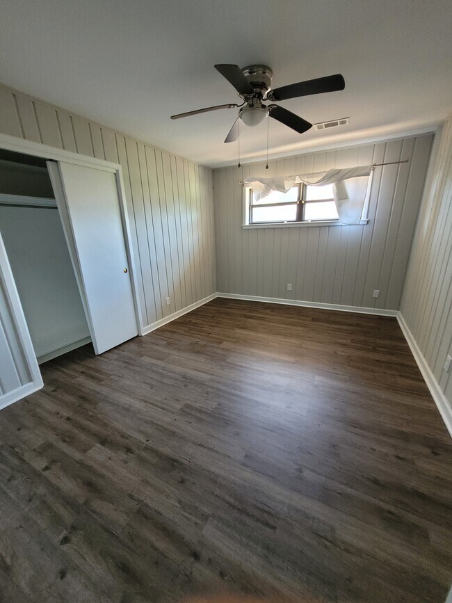Building Photo - 151 Country Club Dr