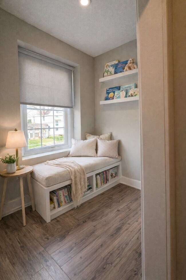 Building Photo - 24 Veterans Memorial Dr E