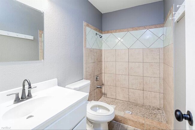 Building Photo - 4900 E Stassney Ln