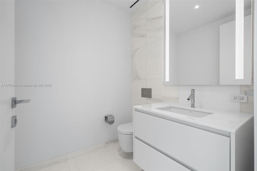 Building Photo - 300 Biscayne Boulevard Way