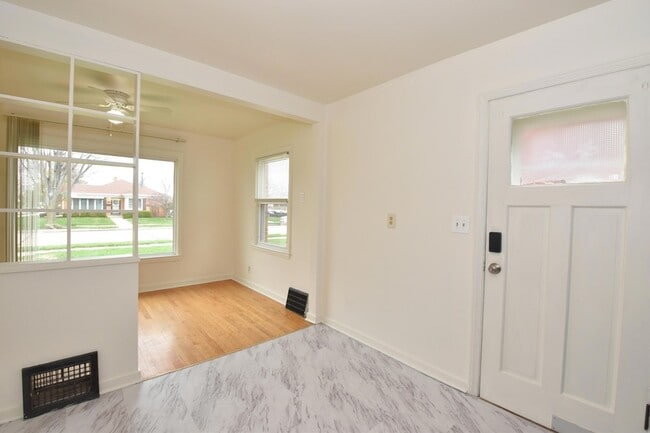 Building Photo - 3115 Lasalle St