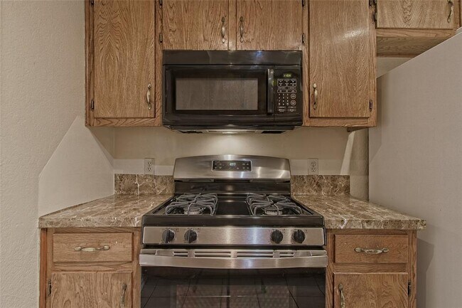 Building Photo - 914 Garden Meadow Dr