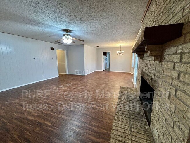 Building Photo - 2608 Oaks Dr