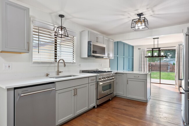Building Photo - Home with private Long Lake community beac...